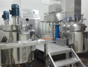 廣西兩面針采購(gòu)的250L真空均質(zhì)乳化機(jī)